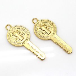 Pingente de Metal / 56x24mm - Chave de São Bento (Unidade) - Dourado  
