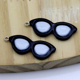Pingente de Resina / 37x14mm - Óculos (Unidade) - Preto