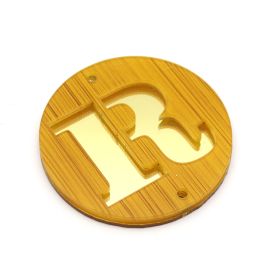 Placa em Acrilíco / 6cm - Efeito Madeira - Letra Vazado - Dourado (unidade)-R