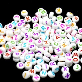 Conta Plástica Leitosa / 7mm - Letras Cores Diversas (20 gramas) - Branca