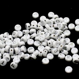 Conta Plástica Leitosa / 7mm - Letras Diversas Prata (20 gramas) - Branca