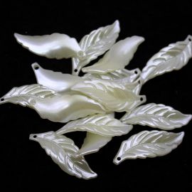 Pingente de ABS Perolado / 53x18mm - Folha (10 gramas) - Creme