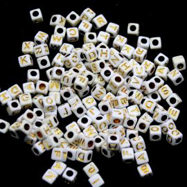 Cubo Plástico Leitoso Branco / 6mm - Letras Diversas (20 gramas) -Dourado