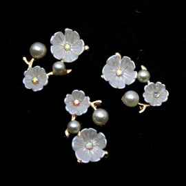 Aplique de Metal - Pérola com Strass / 22x13mm - Flor (unidade)