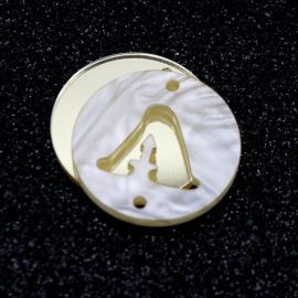 Placa em Acrílico Perolada / 3cm - Redondo - Letra Vazada - 2 Furos (PAR) - Dourado -A