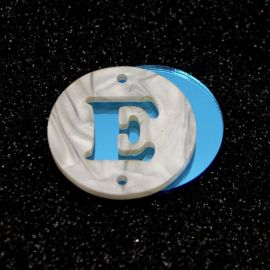 Placa em Acrílico Perolada / 3cm - Redondo - Letra Vazada - 2 Furos (PAR) - Azul -E