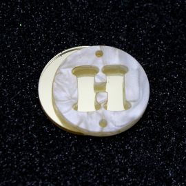 Placa em Acrílico Perolada / 3cm - Redondo - Letra Vazada - 2 Furos (PAR) - Dourado -H