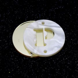 Placa em Acrílico Perolada / 3cm - Redondo - Letra Vazada - 2 Furos (PAR) - Dourado -P