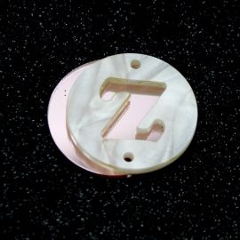 Placa em Acrílico Perolada / 3cm - Redondo - Letra Vazada - 2 Furos (PAR) - Rosa-Z