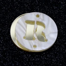 Placa em Acrílico Perolada / 3cm - Redondo - Letra Vazada - 2 Furos (PAR) - Dourado -R