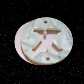 Placa em Acrílico Perolada / 3cm - Redondo - Letra Vazada - 2 Furos (PAR) - Rosa-X