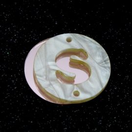 Placa em Acrílico Perolada / 3cm - Redondo - Letra Vazada - 2 Furos (PAR) - Rosa-S
