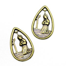 Medalha de Metal / 42x27mm - Aos Pés da Cruz (Unidade) -Ouro Velho