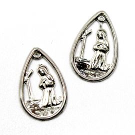 Medalha de Metal / 42x27mm - Aos Pés da Cruz (Unidade) -Níquel