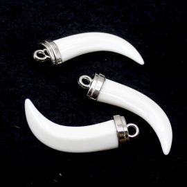 Pingente de Resina  / 58x18mm - Dente Marfim - (Unidade)