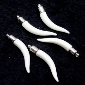 Pingente de Resina  / 52x8mm - Dente Marfim - (Unidade)