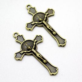 Crucifixo de Metal / 49x29mm - Cristo e São Bento (Unidade)-Ouro Velho