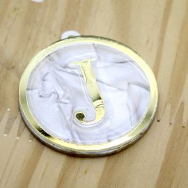 Pingente em Acrílico Perolado / 60x54mm - Resinado - Letra Dourada (unidade) -J