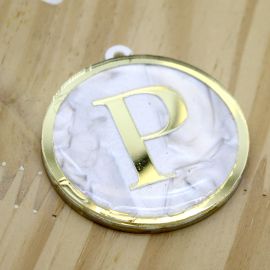 Pingente em Acrílico Perolado / 60x54mm - Resinado - Letra Dourada (unidade) -P