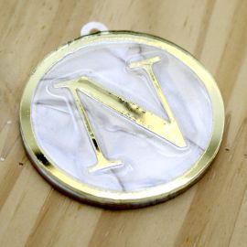 Pingente em Acrílico Perolado / 60x54mm - Resinado - Letra Dourada (unidade) -N