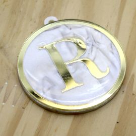 Pingente em Acrílico Perolado / 60x54mm - Resinado - Letra Dourada (unidade) -R