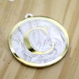 Pingente em Acrílico Perolado / 60x54mm - Resinado - Letra Dourada (unidade) -C