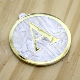 Pingente em Acrílico Perolado / 60x54mm - Resinado - Letra Dourada (unidade) -A