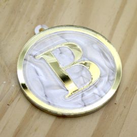 Pingente em Acrílico Perolado / 60x54mm - Resinado - Letra Dourada (unidade) -B