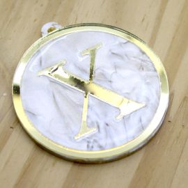 Pingente em Acrílico Perolado / 60x54mm - Resinado - Letra Dourada (unidade) -X