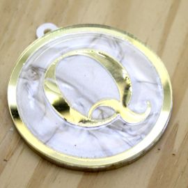Pingente em Acrílico Perolado / 60x54mm - Resinado - Letra Dourada (unidade) -Q