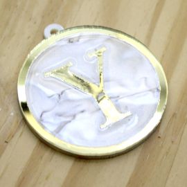 Pingente em Acrílico Perolado / 60x54mm - Resinado - Letra Dourada (unidade) -Y