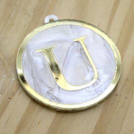 Pingente em Acrílico Perolado / 60x54mm - Resinado - Letra Dourada (unidade) -U