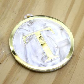 Pingente em Acrílico Perolado / 60x54mm - Resinado - Letra Dourada (unidade) -T