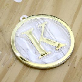 Pingente em Acrílico Perolado / 60x54mm - Resinado - Letra Dourada (unidade) -K