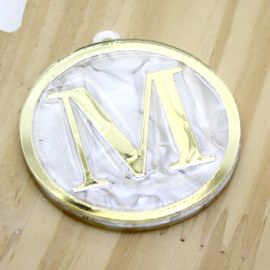 Pingente em Acrílico Perolado / 60x54mm - Resinado - Letra Dourada (unidade) -M