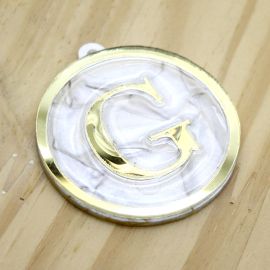 Pingente em Acrílico Perolado / 60x54mm - Resinado - Letra Dourada (unidade) -G