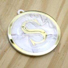 Pingente em Acrílico Perolado / 60x54mm - Resinado - Letra Dourada (unidade) -S