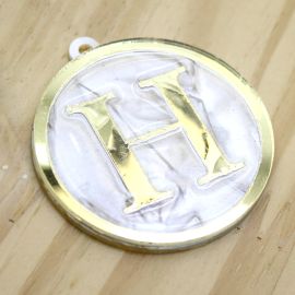 Pingente em Acrílico Perolado / 60x54mm - Resinado - Letra Dourada (unidade) -H