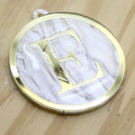 Pingente em Acrílico Perolado / 60x54mm - Resinado - Letra Dourada (unidade) -E