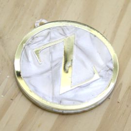 Pingente em Acrílico Perolado / 60x54mm - Resinado - Letra Dourada (unidade) -Z