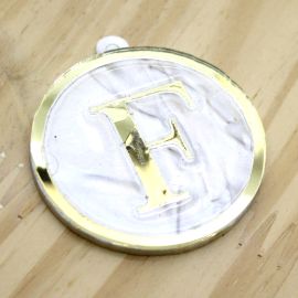 Pingente em Acrílico Perolado / 60x54mm - Resinado - Letra Dourada (unidade) -F