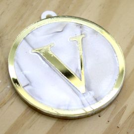 Pingente em Acrílico Perolado / 60x54mm - Resinado - Letra Dourada (unidade) -V