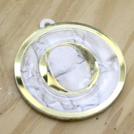 Pingente em Acrílico Perolado / 60x54mm - Resinado - Letra Dourada (unidade) -O