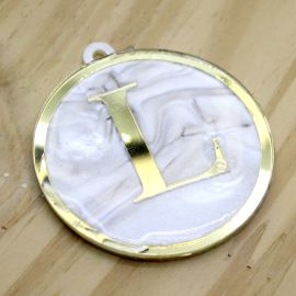 Pingente em Acrílico Perolado / 60x54mm - Resinado - Letra Dourada (unidade) -L