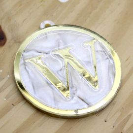 Pingente em Acrílico Perolado / 60x54mm - Resinado - Letra Dourada (unidade) -W