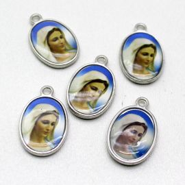 Medalha de Metal Resinado / 20x16mm - Rainha da Paz (Unidade) - Níquel