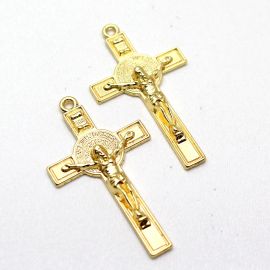 Crucifixo de Metal / 55x30mm - Cristo e São Bento (Unidade) - Dourado