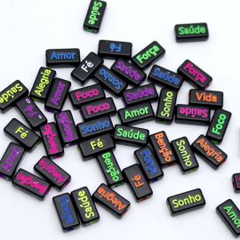 Pastilhas de Plástico / 7x15mm - Palavras em Português - Cores Diversas (20 gramas) -Preto