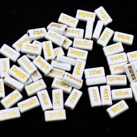 Pastilha de Plástico / 7x15mm - Palavras em Inglês - Dourado (20 gramas) - Branco
