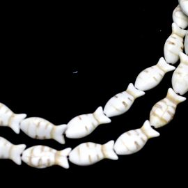 Pedra Howlita / 24x11mm - Peixe (1 Fio com Aproximadamente 16 unidades) - Marfim